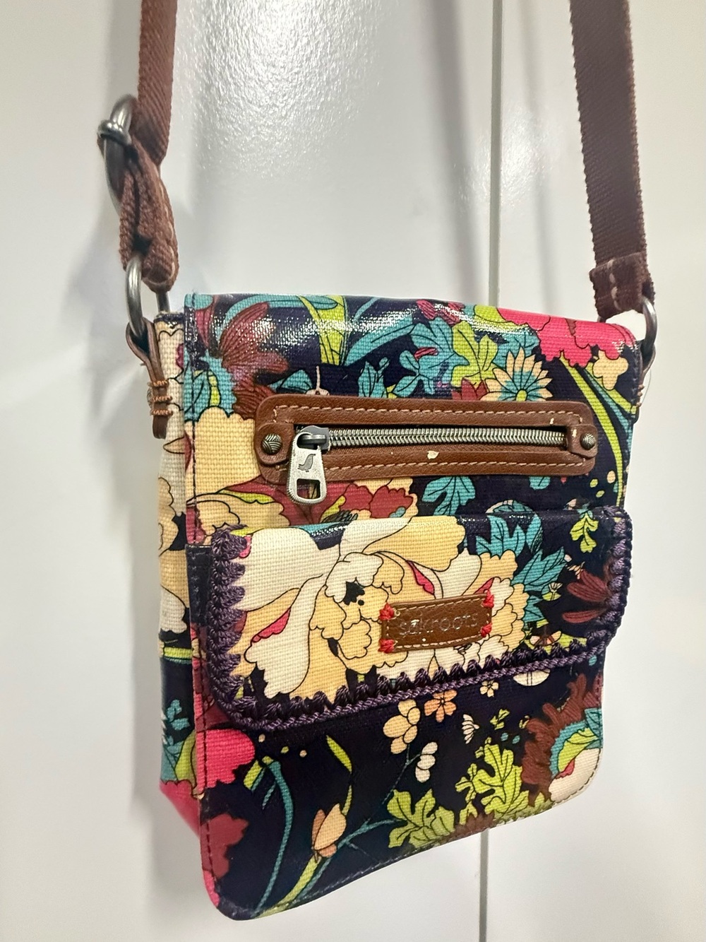 New Sakroots Multicolor Floral Crossbody. Organizer. Perfect for theme parks.